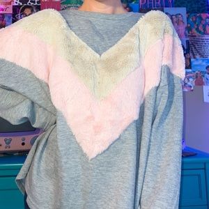 sweatshirt w/ fuzzy front